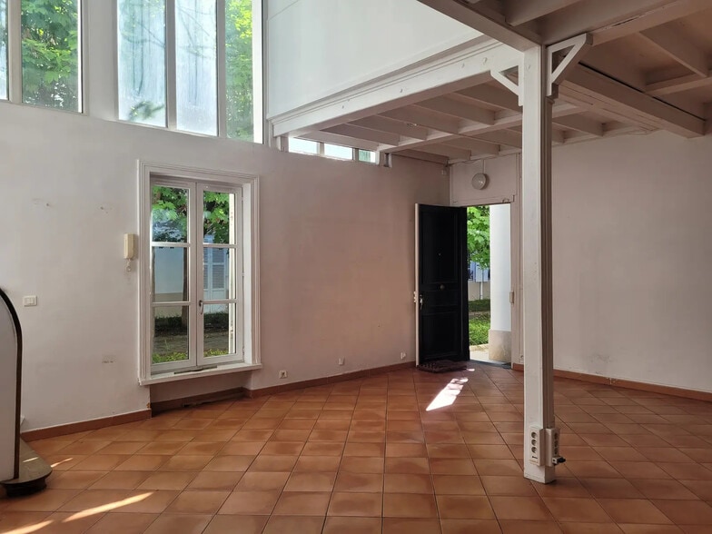 11 Rue Chateaubriand, Paris à vendre - Photo du bâtiment - Image 2 de 14