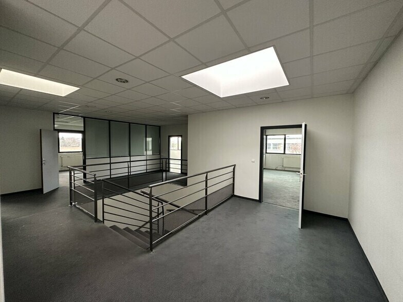 Office in Niederhausbergen for lease - Interior Photo - Image 2 of 7