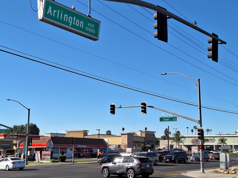10303 Arlington Ave, Riverside, CA à vendre - Photo du bâtiment - Image 3 de 11