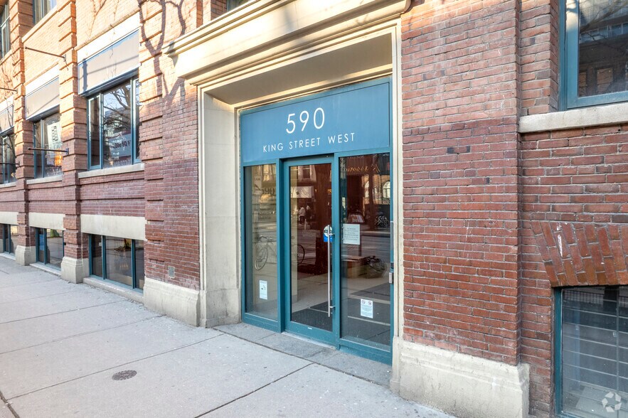 590 King St W, Toronto, ON à louer - Photo du bâtiment - Image 2 de 3