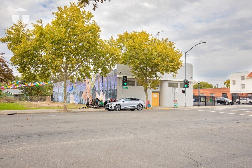 1721 Del Paso Blvd, Sacramento, CA à vendre - Photo du bâtiment - Image 2 de 11