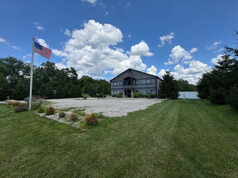 996 Thornwood Dr, Heath, OH for sale - Primary Photo - Image 2 of 6