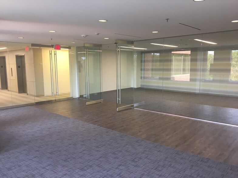 1201 E Abingdon Dr, Alexandria, VA for lease - Interior Photo - Image 2 of 3