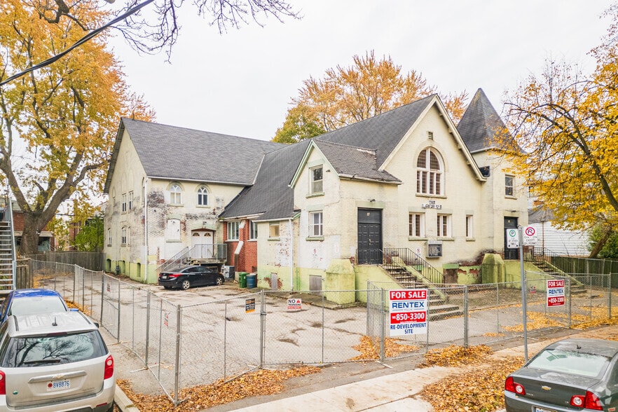 17 Rhodes Av, Toronto, ON for sale - Primary Photo - Image 1 of 3