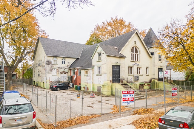 Plus de détails pour 17 Rhodes Av, Toronto, ON - Terrain à vendre