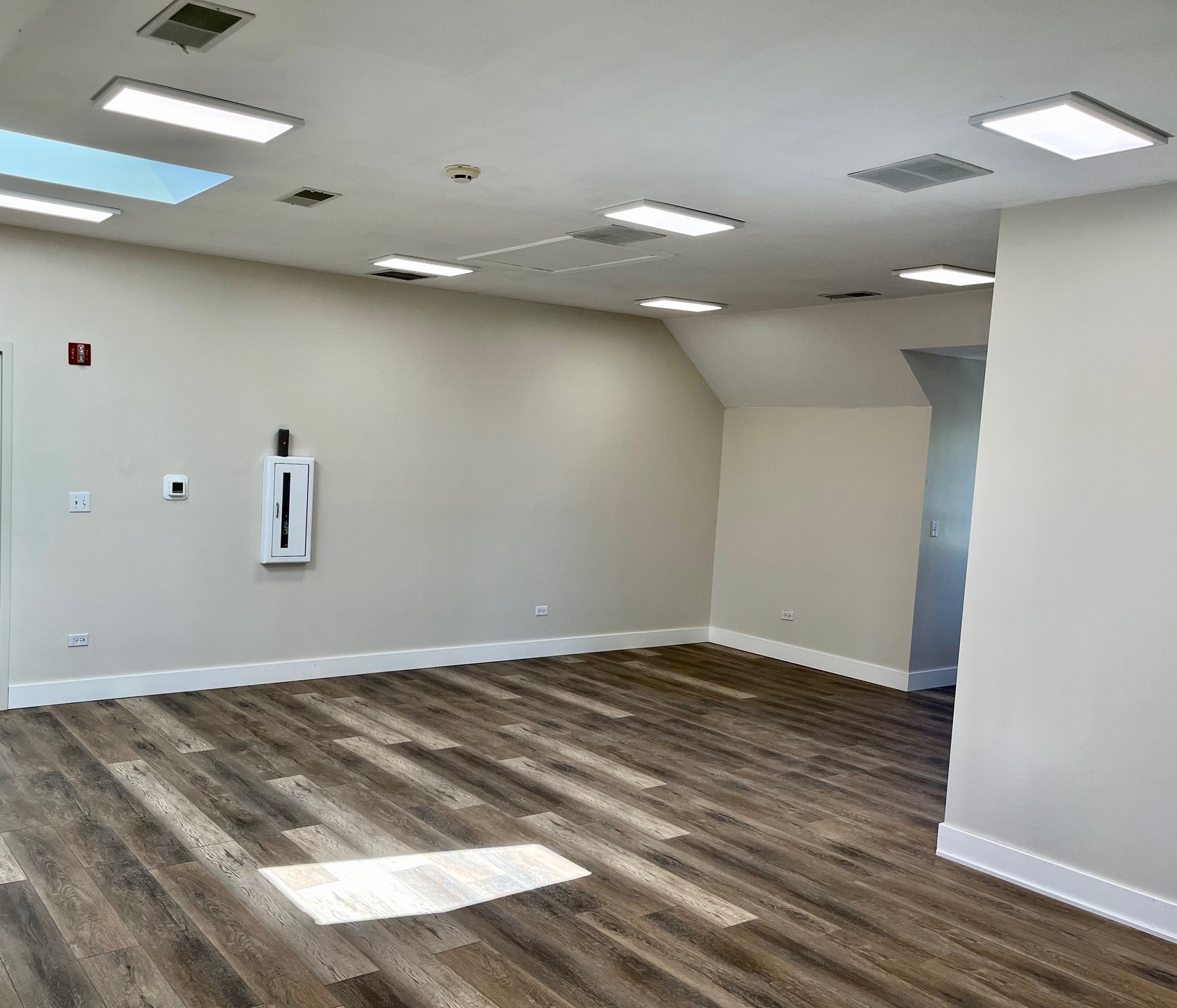 183 Heritage Dr, Crystal Lake, IL for lease Interior Photo- Image 1 of 4