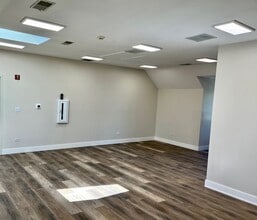 183 Heritage Dr, Crystal Lake, IL for lease Interior Photo- Image 1 of 4