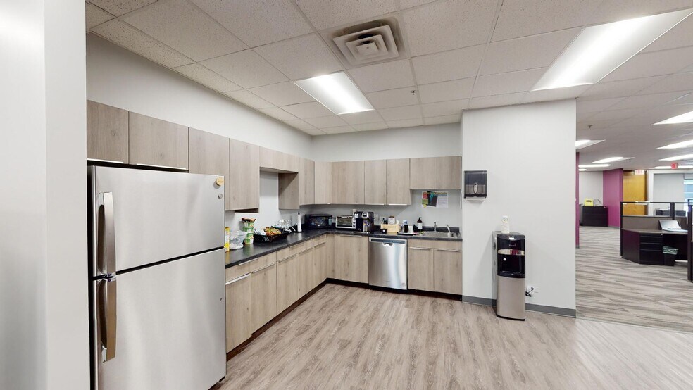 120-160 W Center Ct, Schaumburg, IL à louer - Photo intérieure - Image 3 de 18