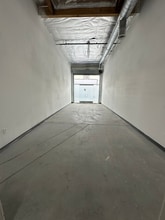 729 E 9th Pl, Los Angeles, CA for lease Interior Photo- Image 1 of 4