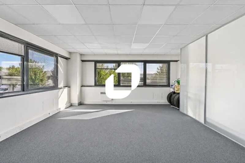 Office in Roissy-en-France for lease Building Photo- Image 1 of 12