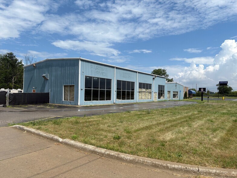 5522 W Jefferson Ave, Trenton, MI à louer - Photo du bâtiment - Image 3 de 7