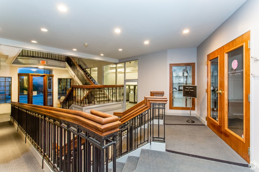 159 Perry Hwy, Pittsburgh, PA for lease - Lobby - Image 3 of 7