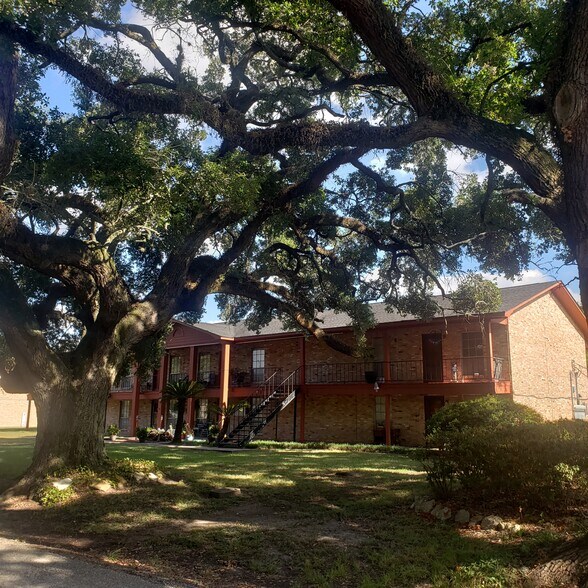 516 E Myrtle St, Angleton, TX à vendre - Photo du bâtiment - Image 2 de 10