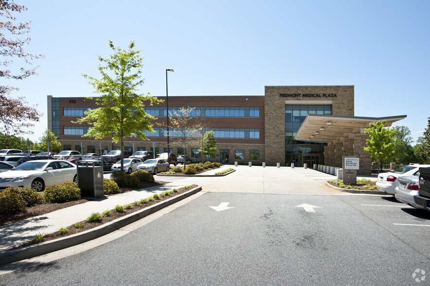 775 Poplar Rd, Newnan, GA à louer - Photo du bâtiment - Image 2 de 7