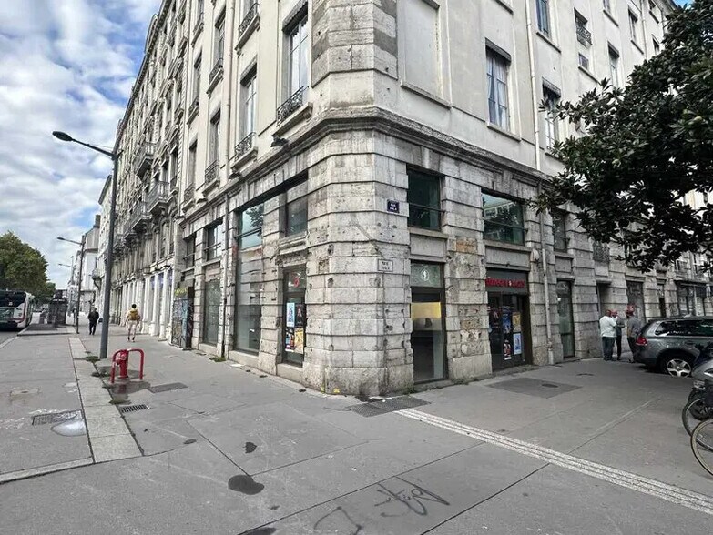Commerce de détail dans Lyon à louer - Photo du bâtiment - Image 1 de 9