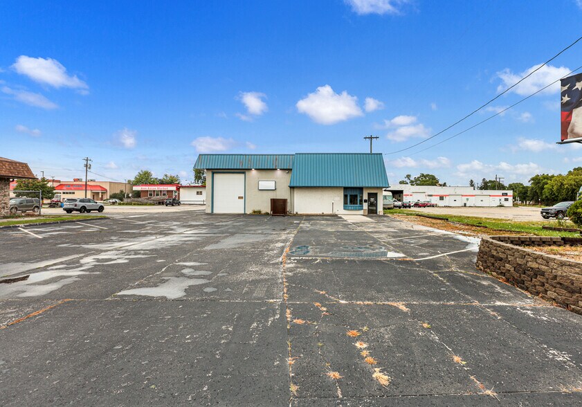 2904 Calumet Ave, Manitowoc, WI à vendre - Photo du bâtiment - Image 2 de 16