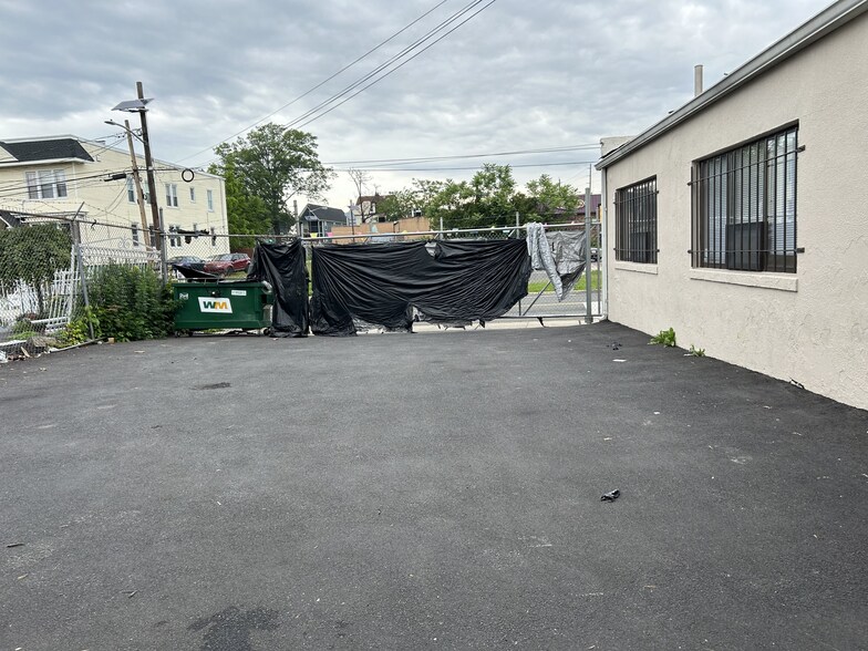 267-275 Coit St, Irvington, NJ à louer - Photo du bâtiment - Image 3 de 10