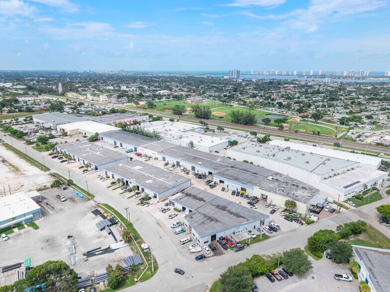 1700-2060 Avenue L, Riviera Beach, FL à louer - Photo du bâtiment - Image 3 de 7