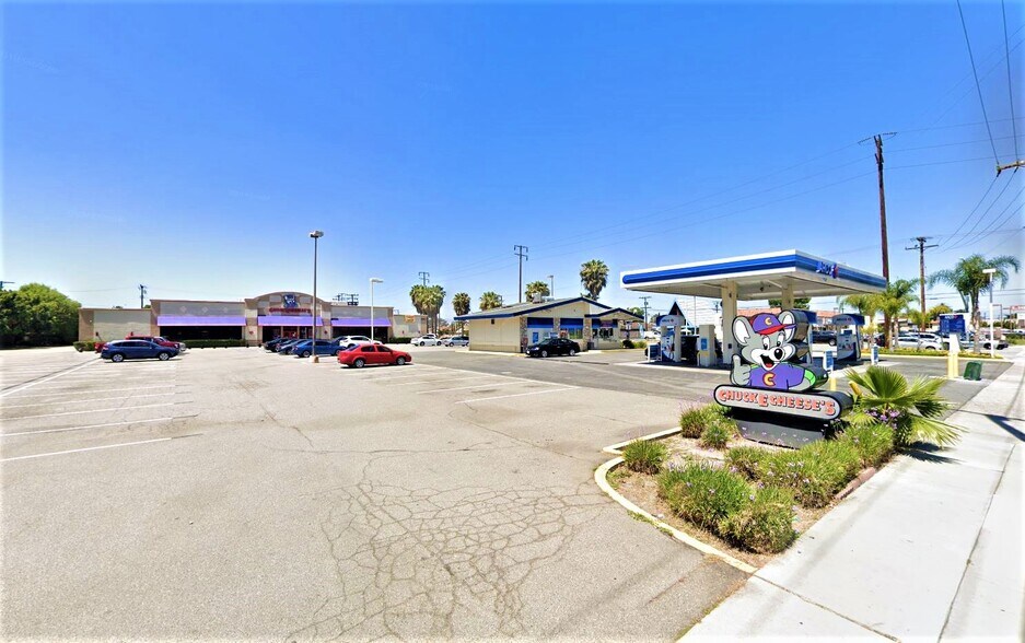 15511 Edwards St, Huntington Beach, CA à vendre - Photo du bâtiment - Image 3 de 7