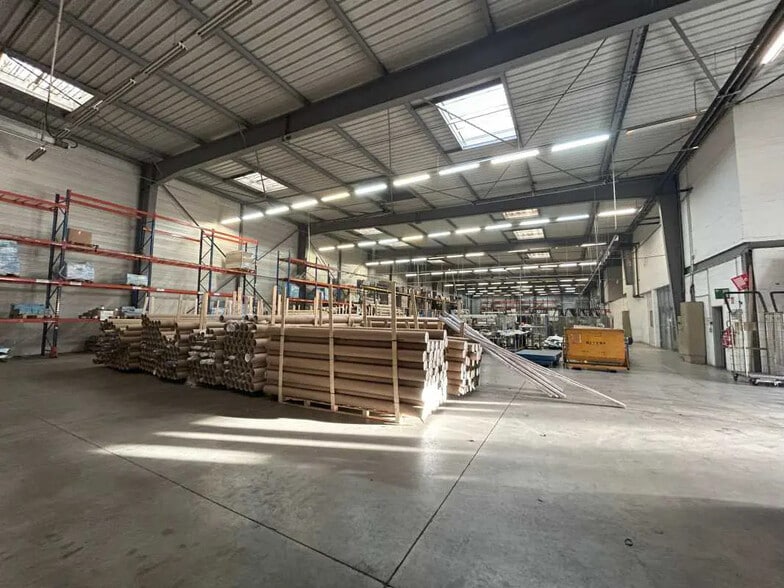 Flex in La Courneuve for lease - Interior Photo - Image 2 of 5