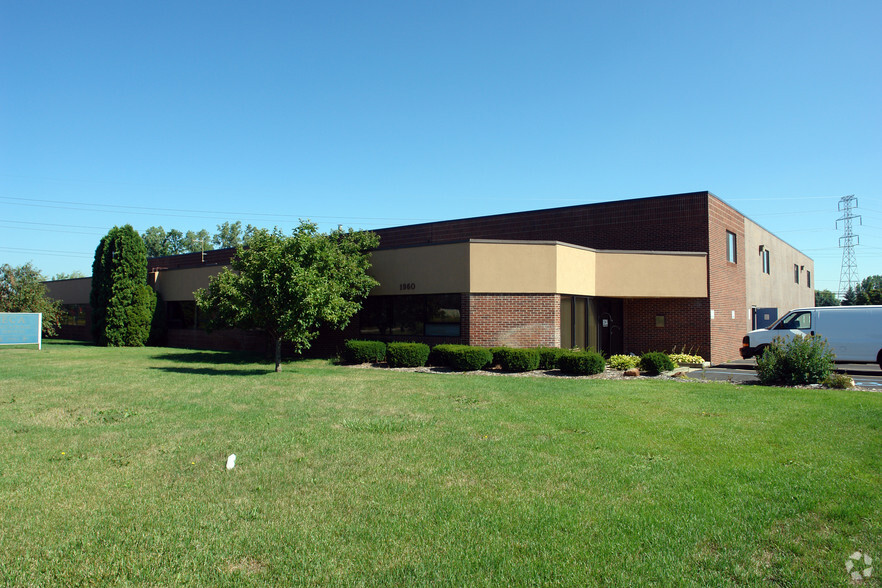 1960 W West Maple Rd, Commerce Township, MI for sale - Primary Photo - Image 1 of 1