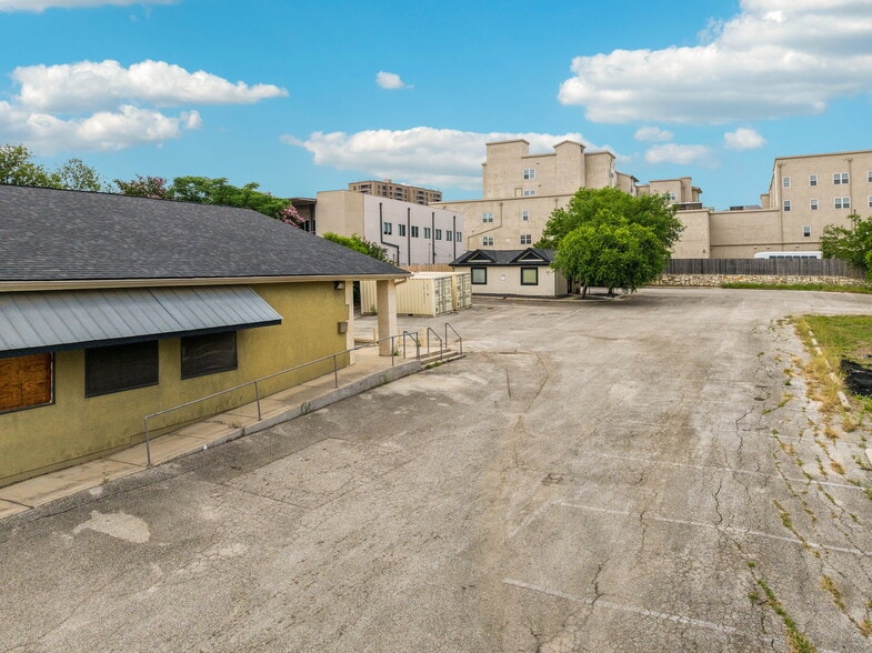 202 W Sunset Rd, San Antonio, TX for sale - Building Photo - Image 2 of 11