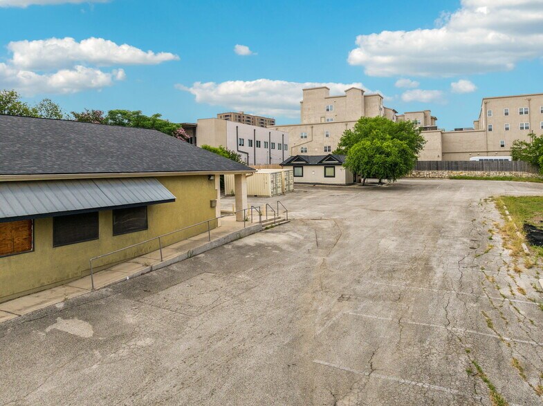 202 W Sunset Rd, San Antonio, TX à vendre - Photo du bâtiment - Image 2 de 11