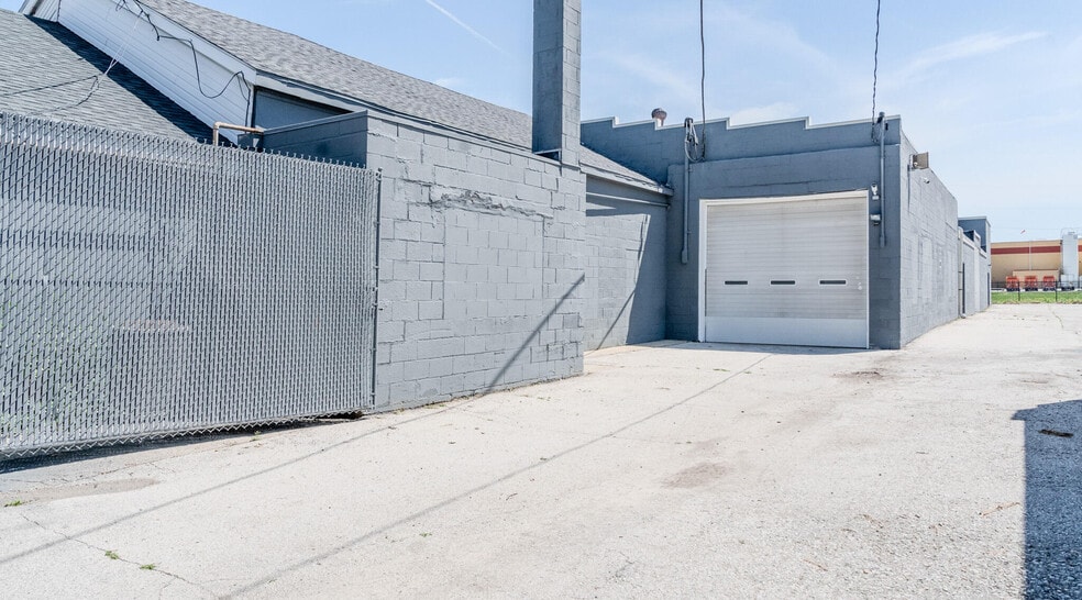 2200 S Miller Pky, Milwaukee, WI à vendre - Photo du bâtiment - Image 3 de 28