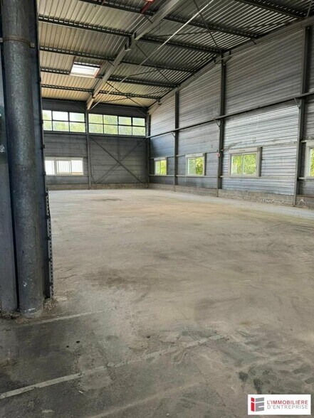 Industriel dans La Selle-en-Luitré à louer - Photo du bâtiment - Image 2 de 4