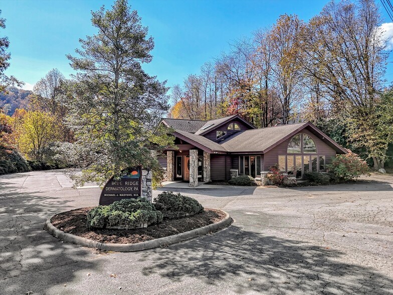 540 Hospital Dr, Clyde, NC à vendre - Photo du bâtiment - Image 3 de 41