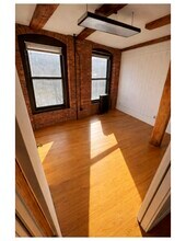 73 Main St, Brattleboro, VT à louer Photo intérieure- Image 2 de 3