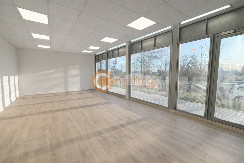 Retail in Bordeaux for lease Interior Photo- Image 1 of 5