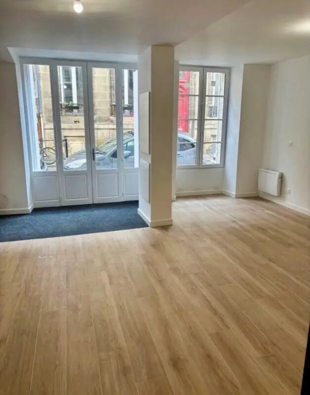 Office in Bordeaux for lease Interior Photo- Image 1 of 4