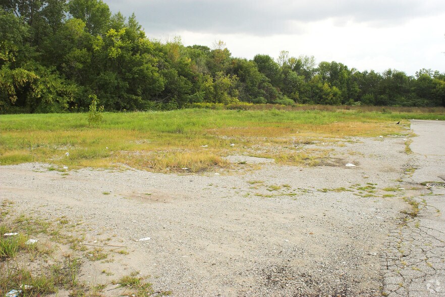 2522 S Dort Hwy, Flint, MI for sale - Building Photo - Image 2 of 2