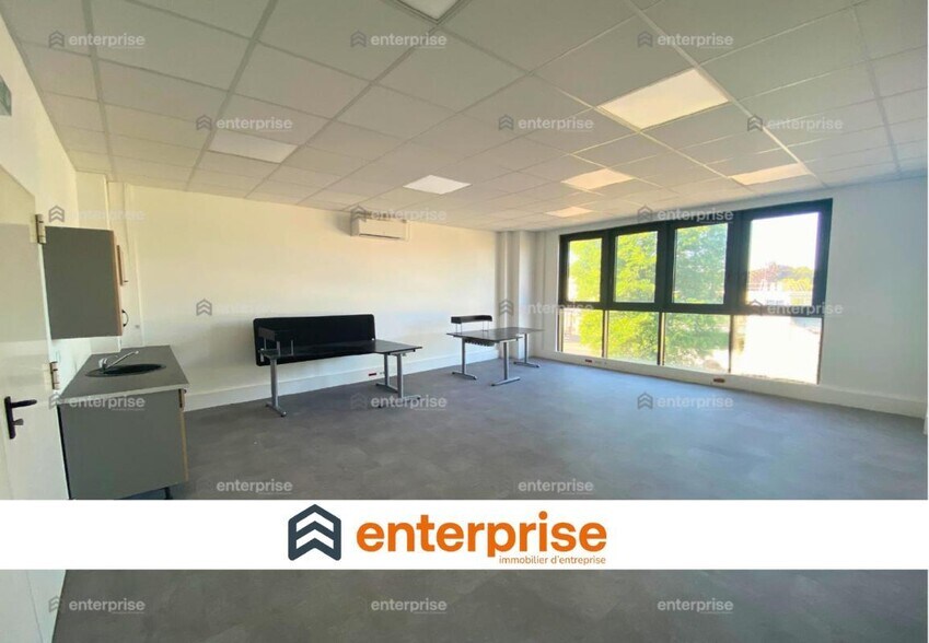 Office in Le Plessis Belleville for lease - Interior Photo - Image 1 of 4