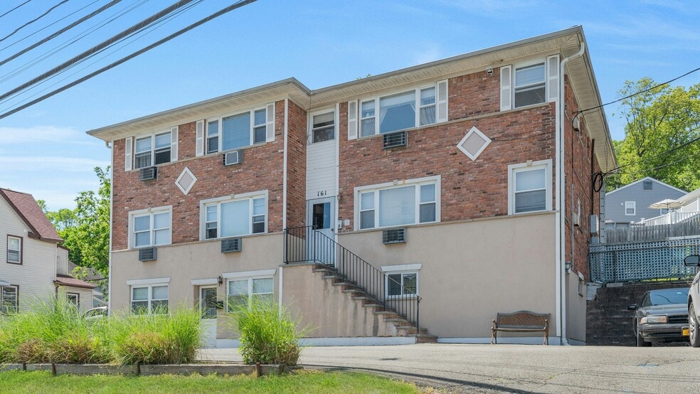 161 S Pearl St, Pearl River, NY à vendre - Photo du bâtiment - Image 2 de 34