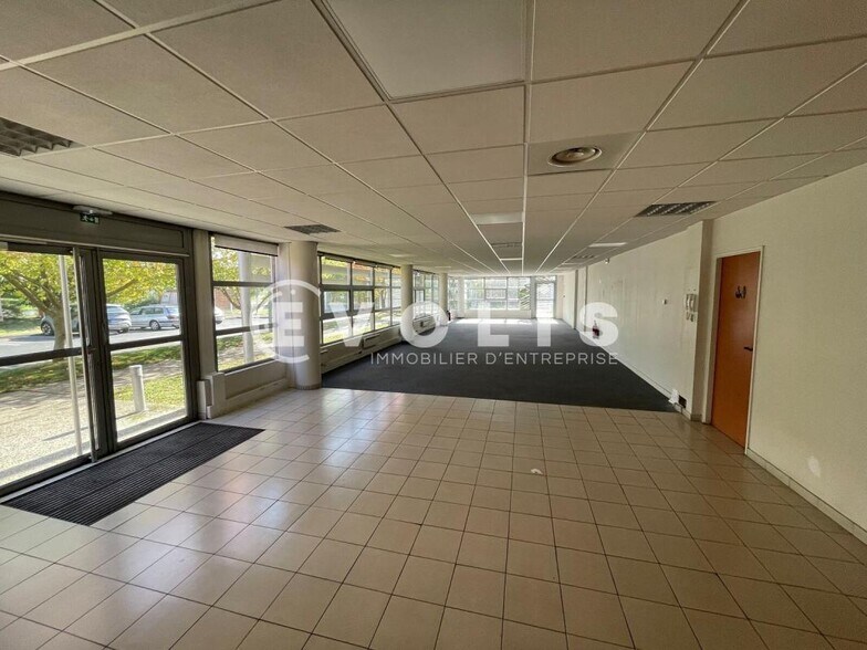 Flex in Combs-la-Ville for lease - Interior Photo - Image 3 of 3