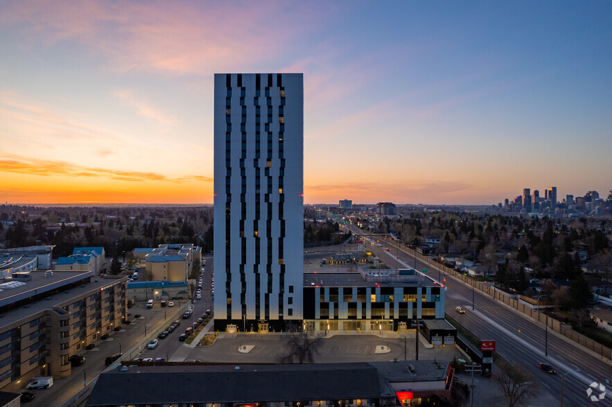 2416 16 Ave NW, Calgary, AB à louer - Photo du bâtiment - Image 1 de 5