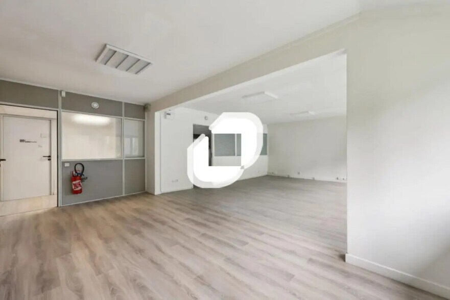 Office in Champs-sur-Marne for lease - Interior Photo - Image 2 of 3