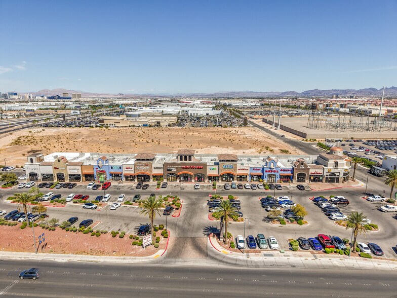 6830-6870 S Rainbow Blvd, Las Vegas, NV à louer - Photo du bâtiment - Image 3 de 10