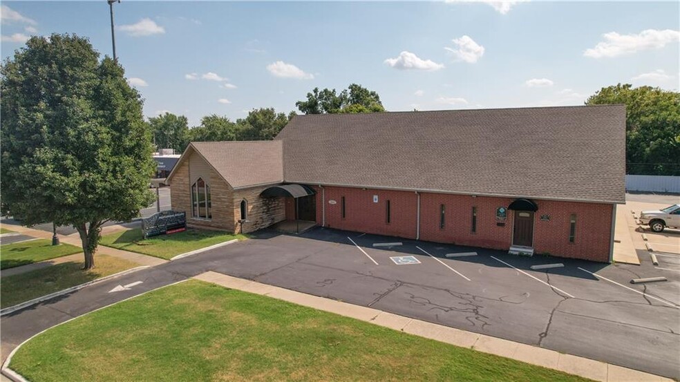 310 W Main St, Purcell, OK for sale - Building Photo - Image 1 of 39