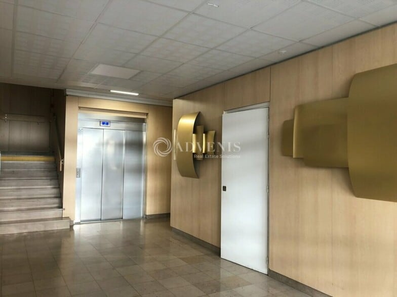 Bureau dans Le Chesnay-Rocquencourt à louer - Hall d’entrée - Image 2 de 4