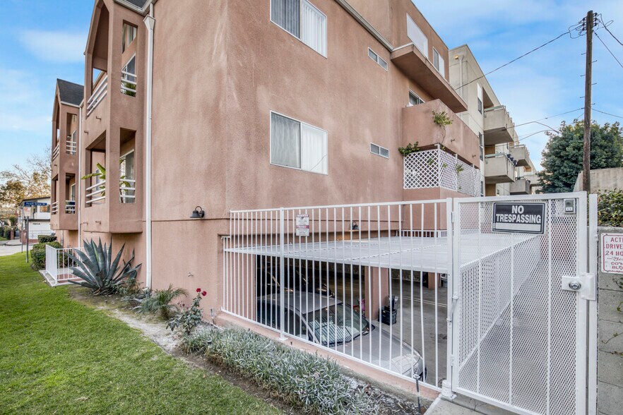 11205 Peachgrove St, North Hollywood, CA à vendre - Photo du bâtiment - Image 3 de 7