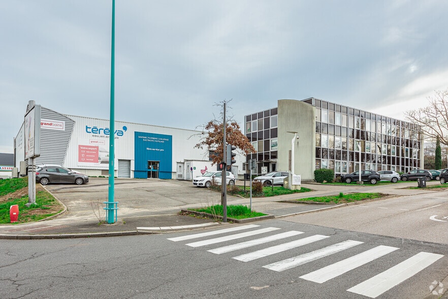 45 Chemin Du Moulin Carron, Dardilly for lease - Building Photo - Image 2 of 4