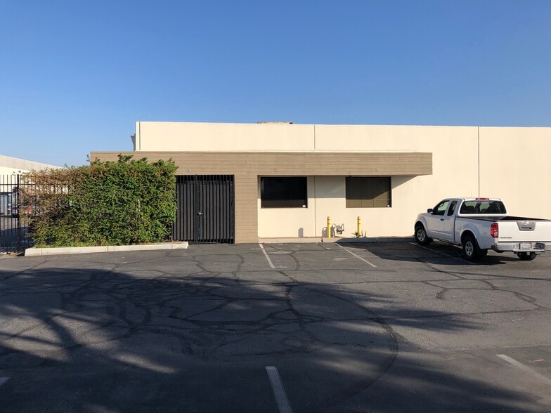 13515 Excelsior Dr, Norwalk, CA for lease - Building Photo - Image 2 of 9
