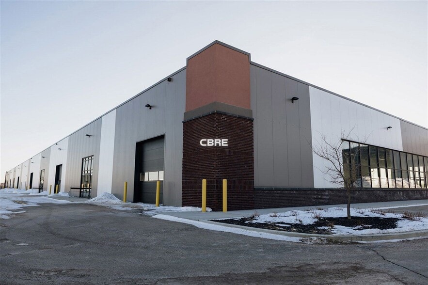 220 Newmarket Blvd, Winnipeg, MB for lease - Building Photo - Image 1 of 2