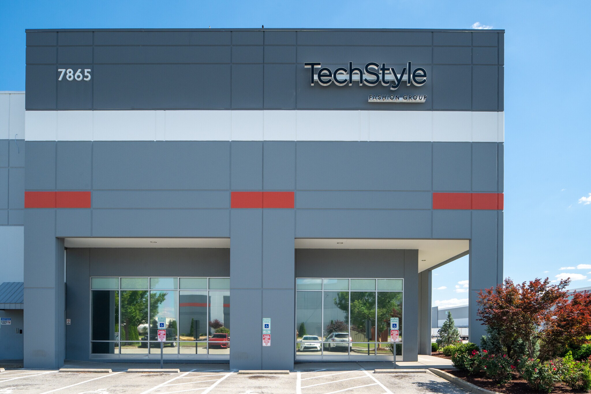 7865 National Tpke, Louisville, KY à louer Photo du bâtiment- Image 1 de 46