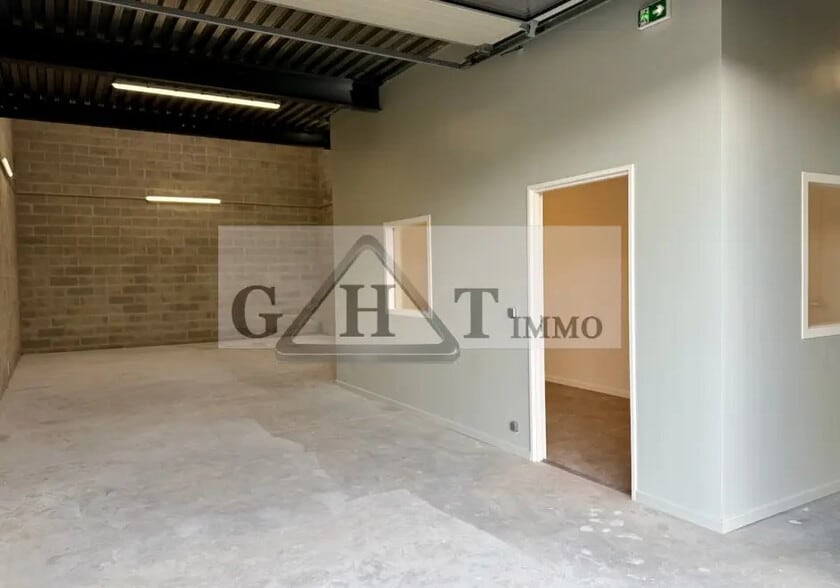 Industrial in Saint-Pierre-du-Perray for lease - Interior Photo - Image 2 of 3