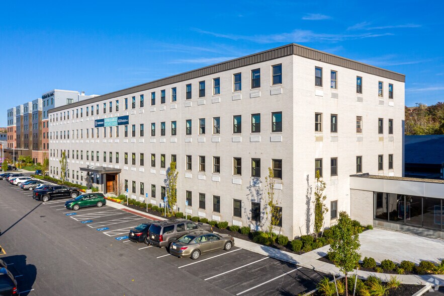 220 Forbes Rd, Braintree, MA à louer - Photo du bâtiment - Image 1 de 10