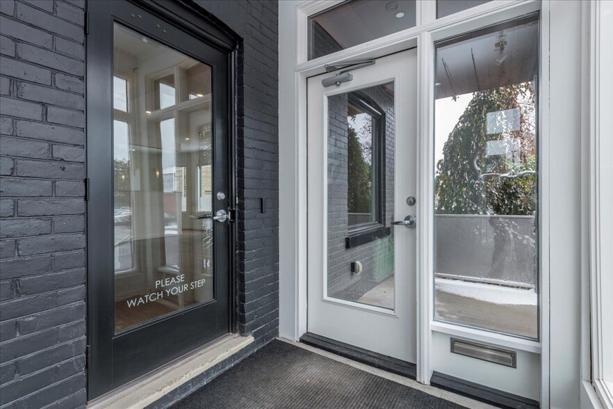 18 Worsley St, Barrie, ON à vendre - Photo du bâtiment - Image 2 de 10